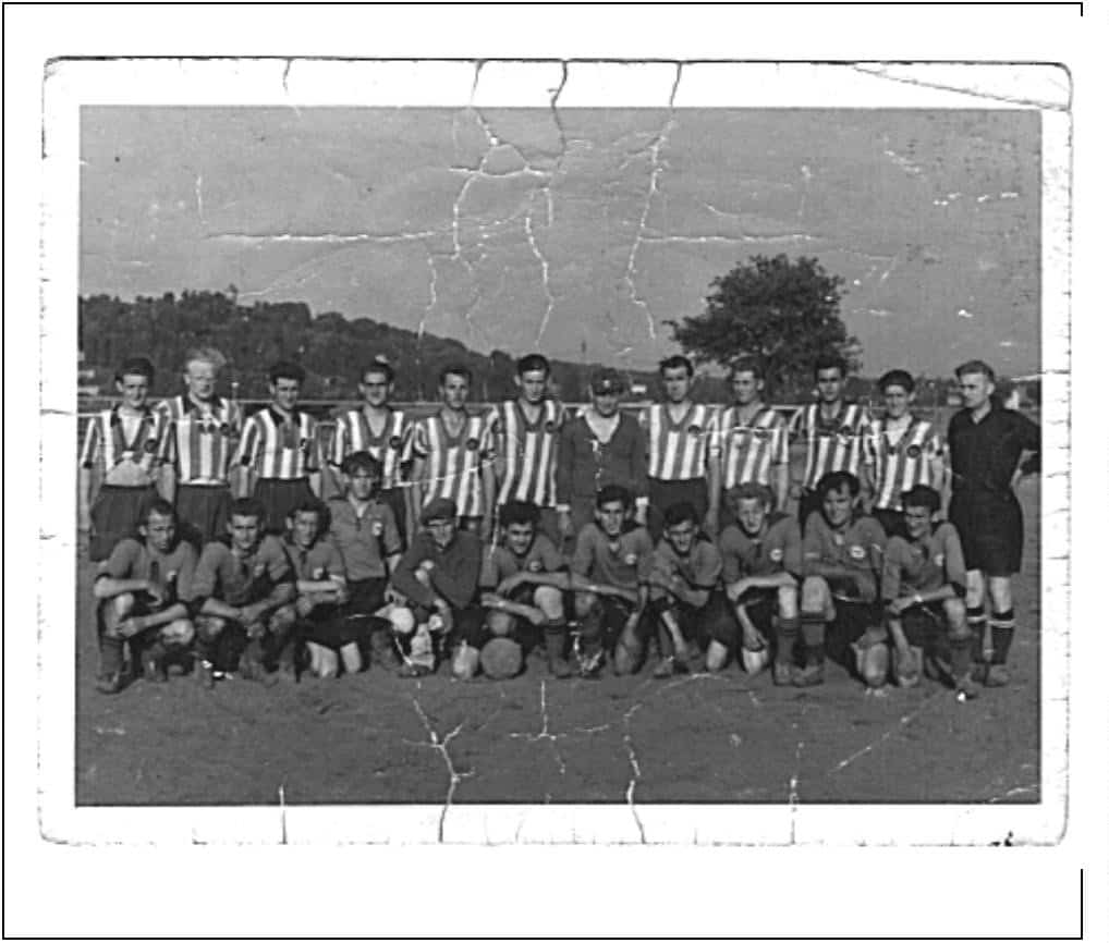 Das Bild zeigt ein Altes Schwarz-Weiß Bild der Mannschft des Vereines.