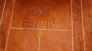 Ein Bild aus der Luft, dieses zeigt einen Tennisplatz, bei dem aus Tennisbällen die Schrift "SVL TENNIS" gelegt wurde.