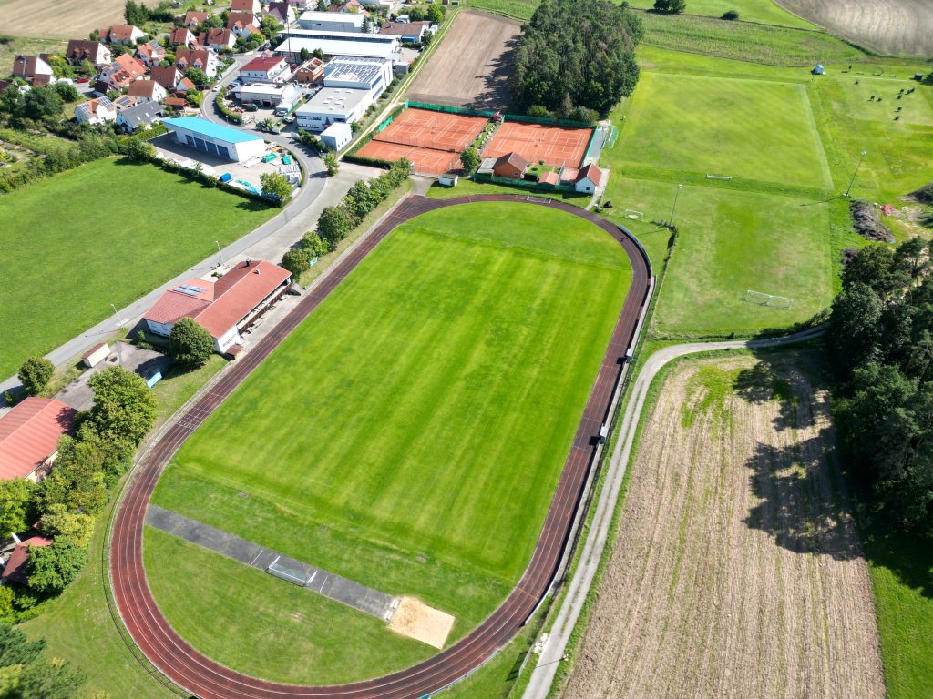 Ein Bild aus der Luft. Es zeigt den Sportplatz des Vereins.