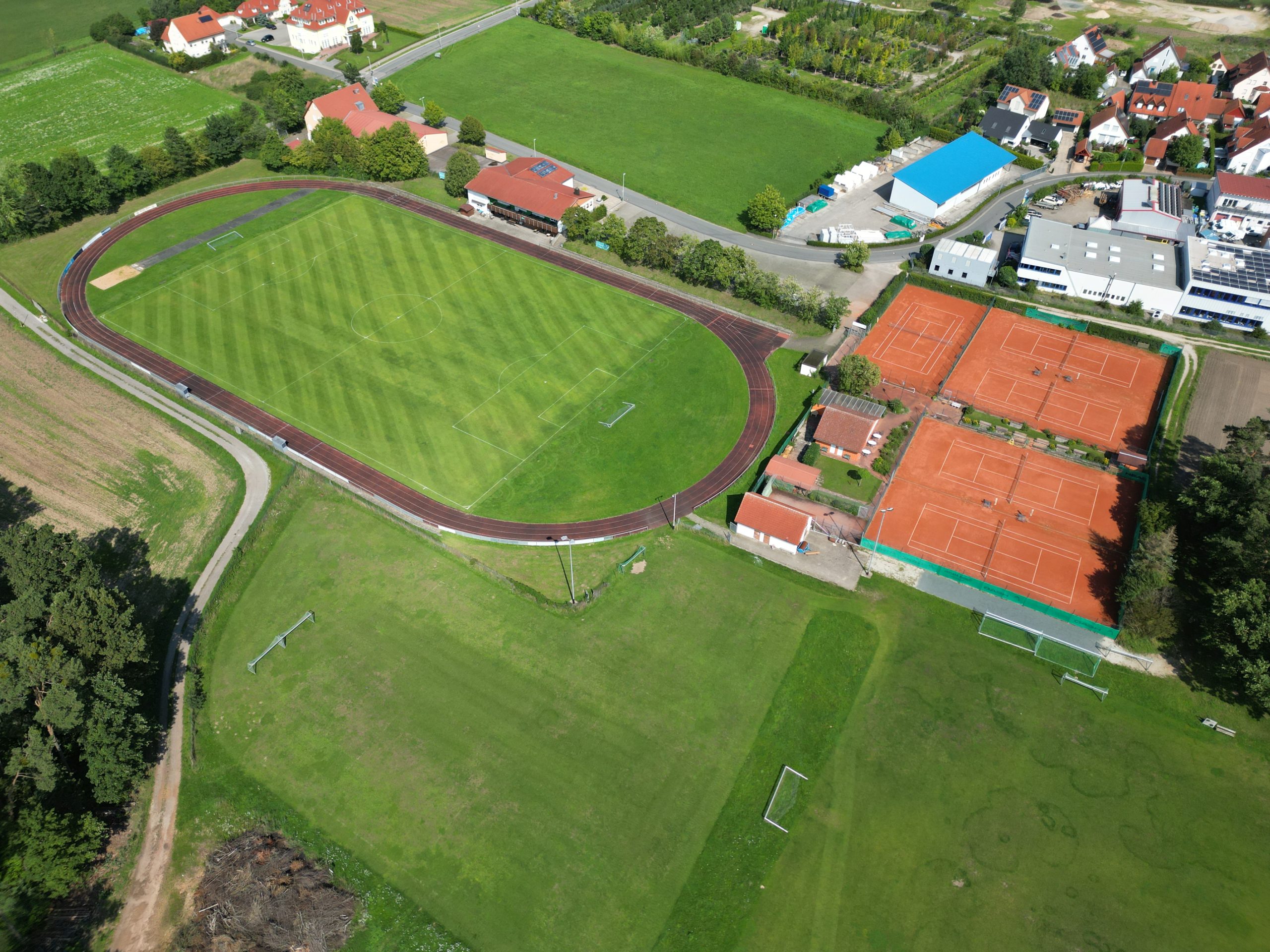 Das Bild ist aus der Luft aufgenommen und zeigt dan Sportplatz von oben.