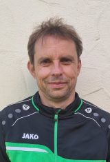 Das Bild zeigt Klaus Molzberger, den Trainer der G-Junioren.
