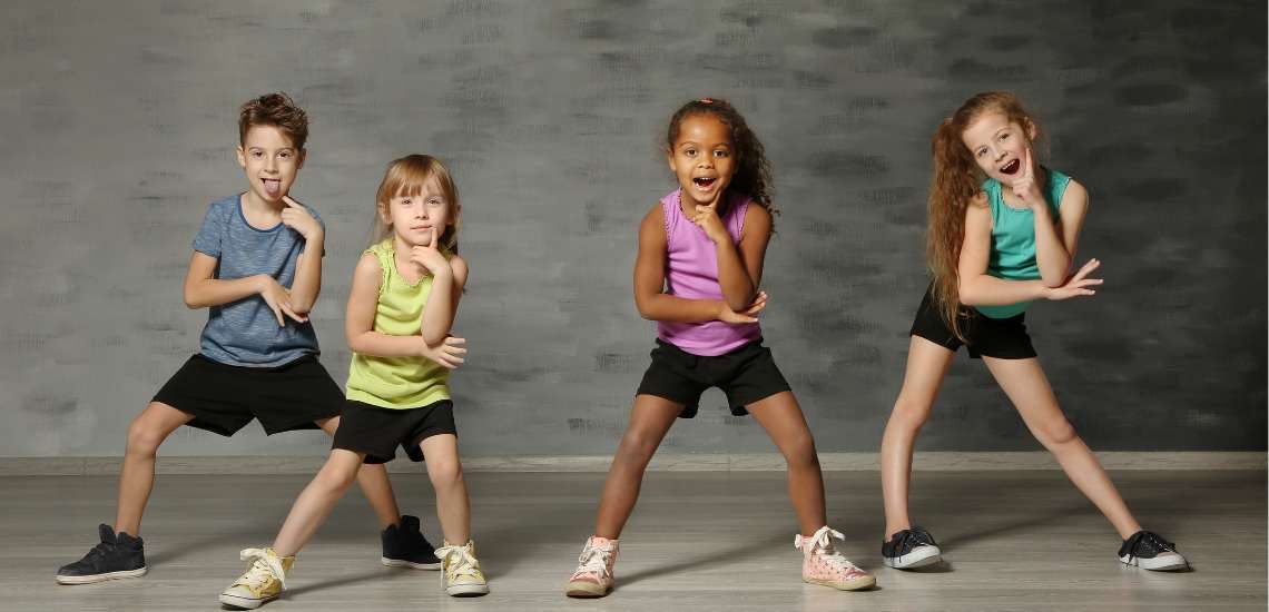 4 Kinder tanzen Hip-Hop.