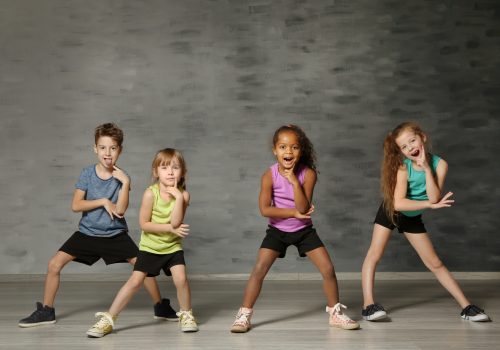 Auf dem Bild sind 4 Kinder zu sehen, sie tanzen Hip-Hop.